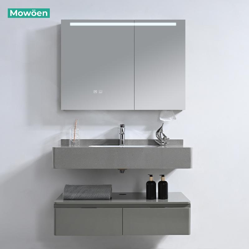 Bề mặt tủ gương lavabo sạch sẽ, được lau khô và sắp xếp gọn gàng, thể hiện sự bảo quản tốt.